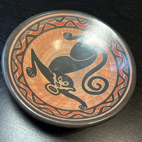 Artisan Costa Rica Guaital pottery hanging monkey design tri-footed pottery bowl - Picture 6 of 6